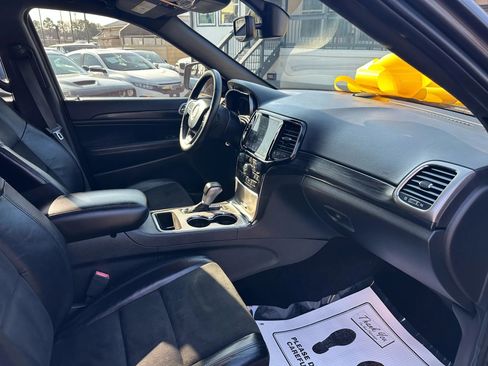 Used 2019 Jeep Grand Cherokee Laredo w/ Laredo X Package image 13