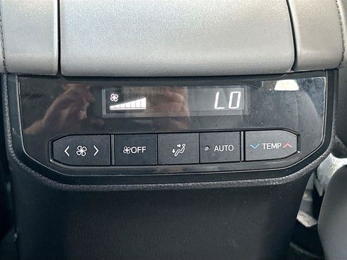Used 2024 Toyota Highlander XLE FWD image 21