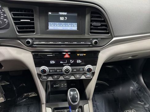 Used 2020 Hyundai Elantra SE FWD image 16