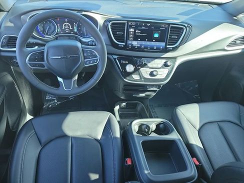 Used 2025 Chrysler Pacifica Select image 17