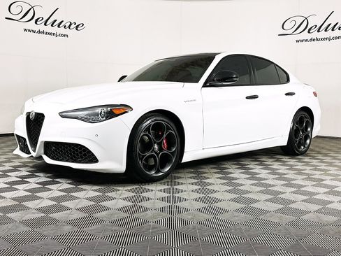 Used 2023 Alfa Romeo Giulia Veloce AWD/4WD image 3