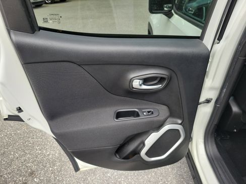 Used 2018 Jeep Renegade Latitude w/ Cold Weather Group image 24