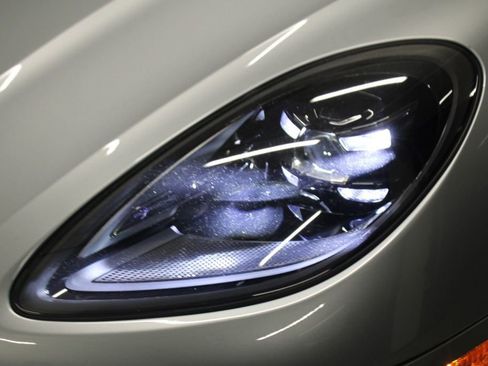 Certified 2025 Porsche Macan AWD/4WD image 11