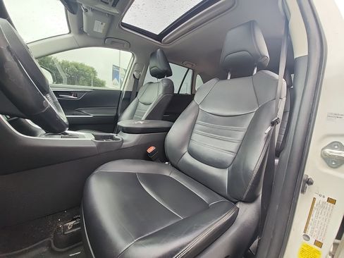 Used 2020 Toyota RAV4 XLE Premium image 11