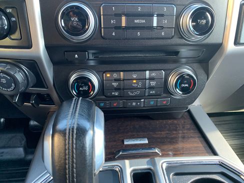 Used 2017 Ford F150 Platinum w/ Equipment Group 701A Luxury image 35