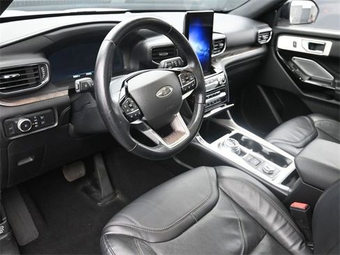 Certified 2022 Ford Explorer Platinum w/ Equipment Group 601A image 9