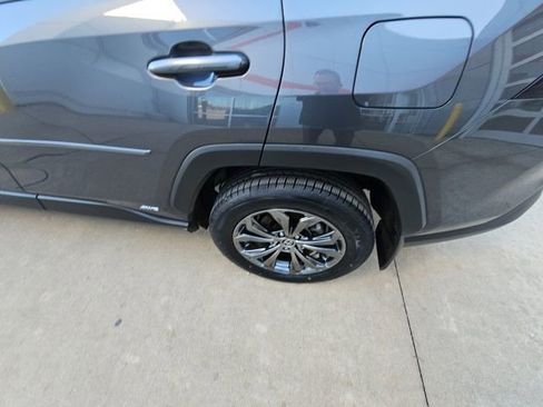 Used 2022 Toyota RAV4 XLE Premium image 11