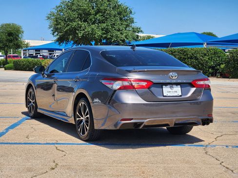 Used 2019 Toyota Camry SE w/ Convenience Package FWD image 4