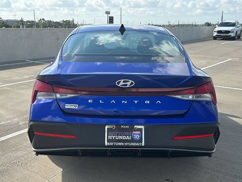 Used 2024 Hyundai Elantra SEL FWD image 11