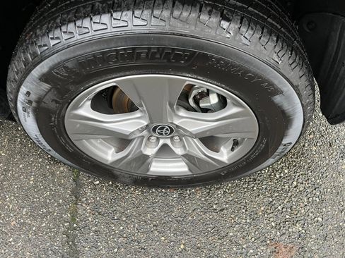 Used 2025 Toyota RAV4 XLE image 32