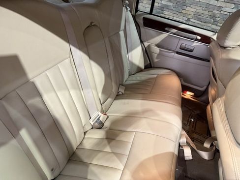 Used 2003 Lincoln Town Car Signature image 29