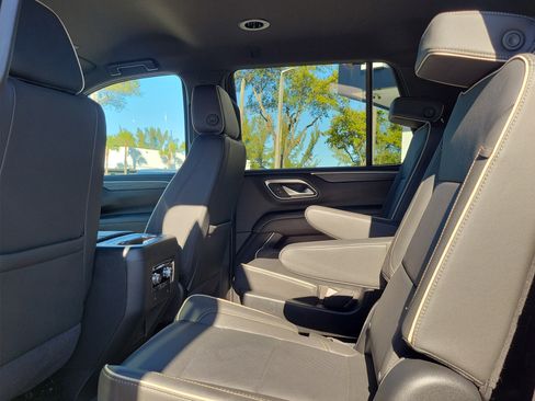 Used 2024 GMC Yukon SLT w/ SLT Luxury Package image 14