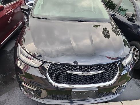 Used 2021 Chrysler Pacifica Touring-L FWD image 6