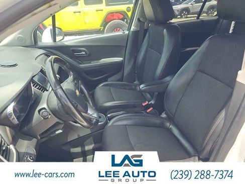 Used 2020 Chevrolet Trax LT w/ LT Convenience Package AWD/4WD image 2