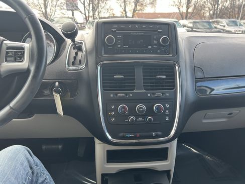 Used 2017 Dodge Grand Caravan SE w/ UConnect Hands-Free Group image 14
