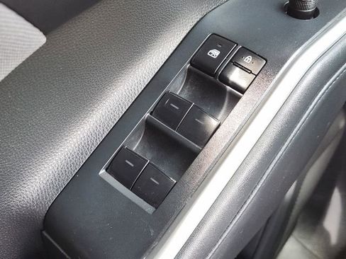 Used 2023 Toyota Highlander LE AWD/4WD image 19