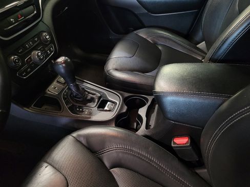 Used 2019 Jeep Cherokee Limited FWD image 26