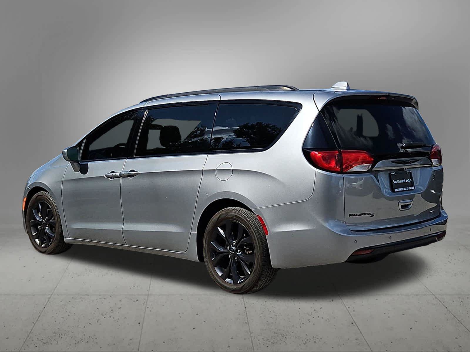 Used 2018 Chrysler Pacifica Touring Plus w/ S Appearance Package FWD image 3