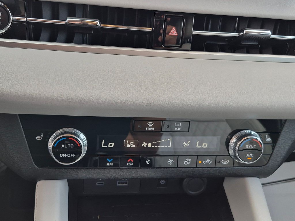 Used 2024 Mitsubishi Outlander SEL AWD/4WD image 18