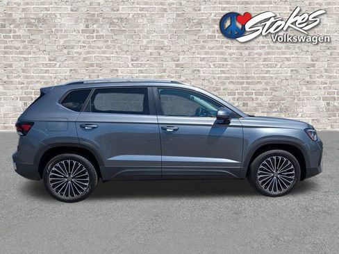 Used 2025 Volkswagen Taos SE FWD image 3