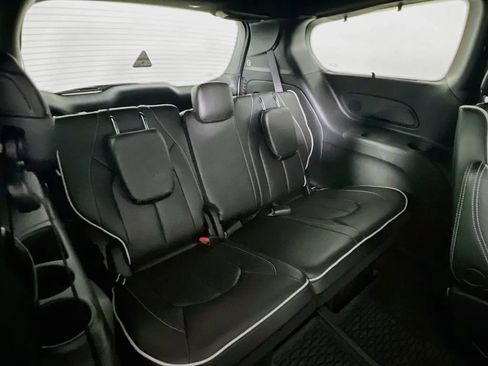 Used 2025 Chrysler Pacifica Limited AWD/4WD image 29