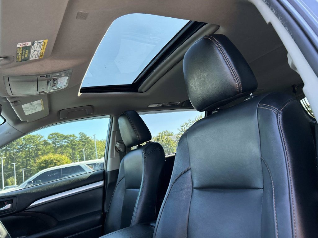 Used 2019 Toyota Highlander XLE FWD image 24