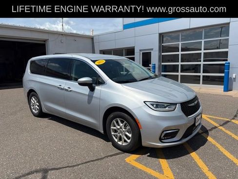 Used 2023 Chrysler Pacifica Touring-L FWD image 2