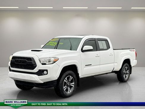Used 2016 Toyota Tacoma 4x4 Double Cab image 2