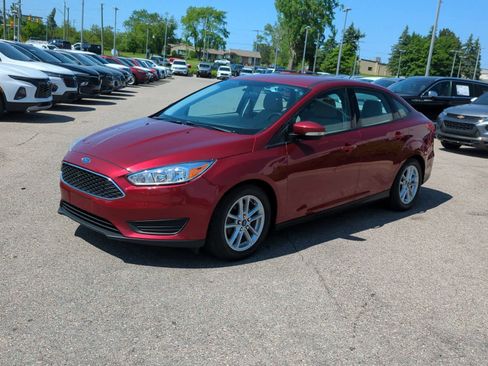 Used 2016 Ford Focus SE w/ SE Cold Weather Package FWD image 4