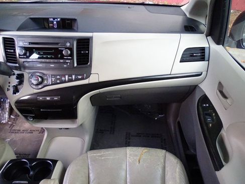 Used 2014 Toyota Sienna LE FWD image 31