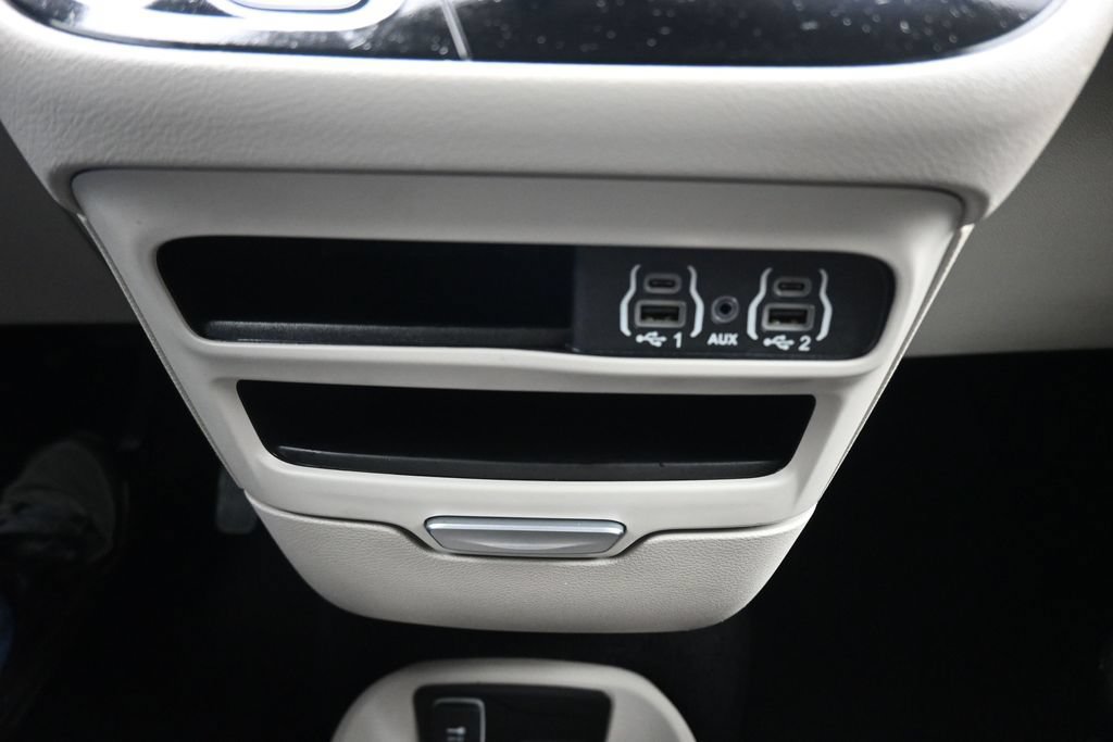 Used 2024 Chrysler Pacifica Touring-L FWD image 23