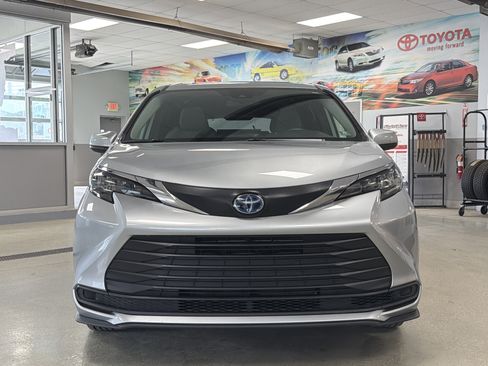 Used 2025 Toyota Sienna LE AWD/4WD image 7