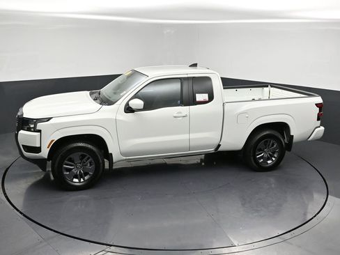 Certified 2025 Nissan Frontier SV image 27