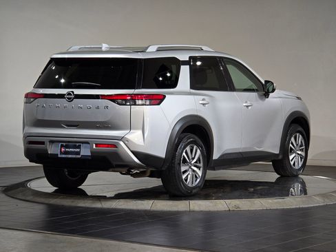 Used 2025 Nissan Pathfinder SL image 11
