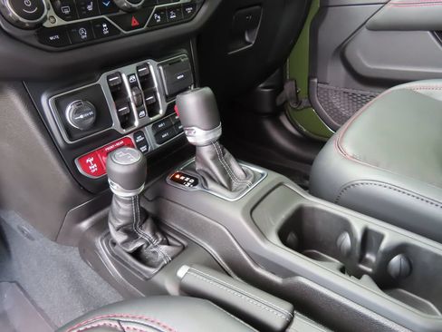 Certified 2024 Jeep Wrangler Unlimited Rubicon w/ Technology Group AWD/4WD image 22