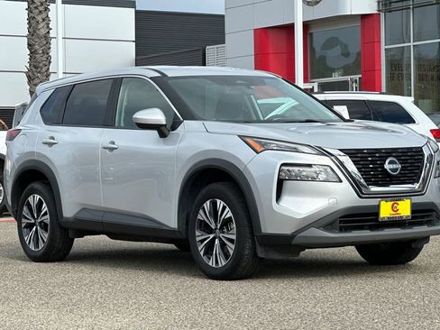 Used 2023 Nissan Rogue SV image 2