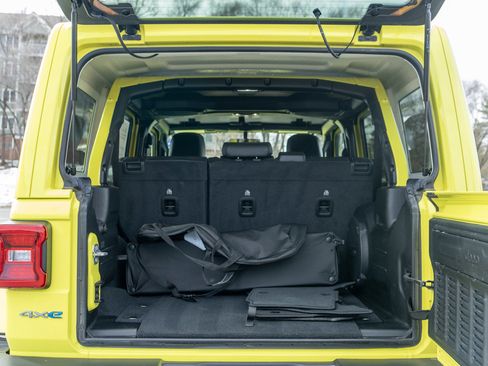 Used 2022 Jeep Wrangler Unlimited Sahara w/ Cold Weather Group image 9