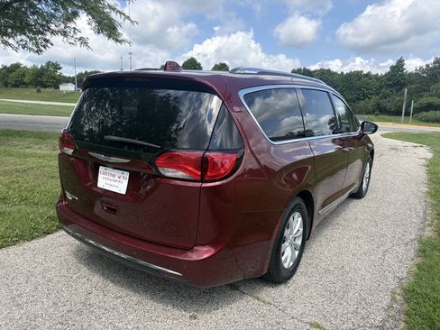 Used 2018 Chrysler Pacifica Touring-L FWD image 5