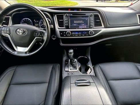 Used 2019 Toyota Highlander XLE image 15