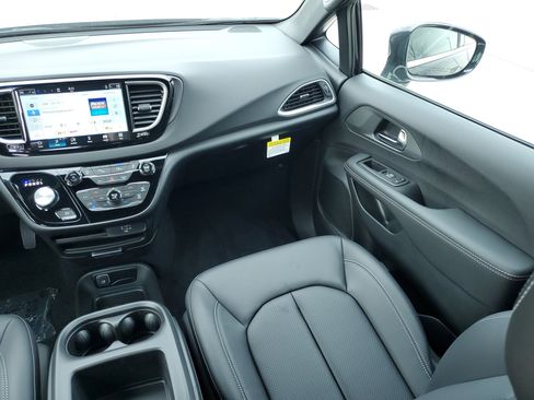 New 2026 Chrysler Voyager LX image 13