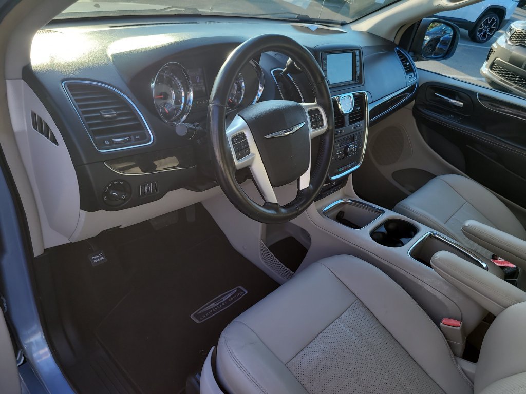 Used 2016 Chrysler Town & Country Touring-L FWD image 18