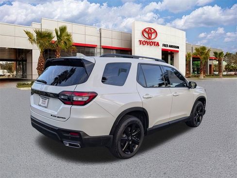 Used 2025 Honda Pilot Black Edition image 4