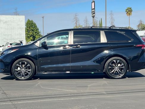 Used 2025 Toyota Sienna XSE w/ XSE Plus Package FWD image 6