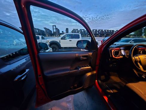 Used 2017 Toyota Tacoma TRD Off-Road image 7