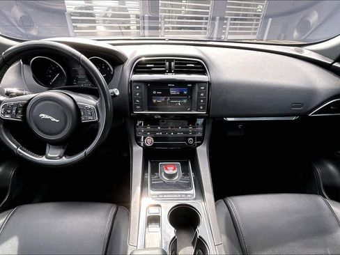 Used 2017 Jaguar F-PACE Premium image 15