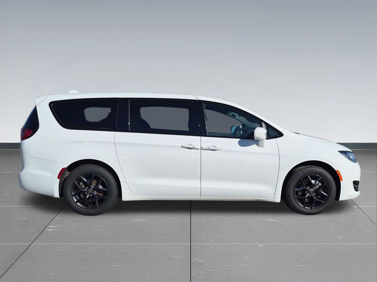 Used 2019 Chrysler Pacifica Touring Plus w/ S Appearance Package FWD image 7