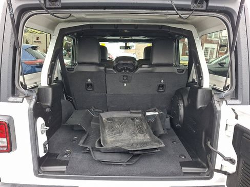 Used 2019 Jeep Wrangler Unlimited Sahara image 27