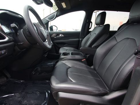 Used 2026 Chrysler Pacifica Select AWD/4WD image 6