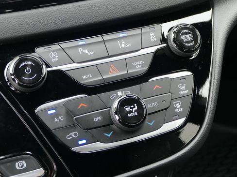 Used 2025 Chrysler Voyager LX image 19