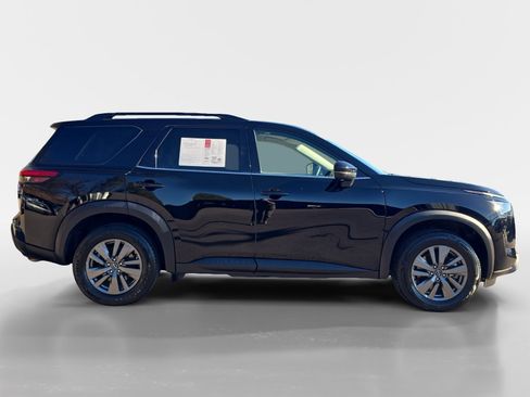 Used 2024 Nissan Pathfinder SV image 6